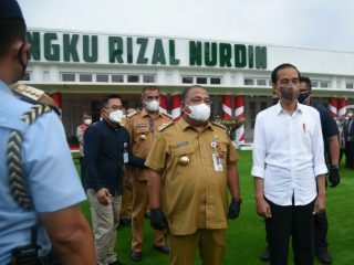 Bupati Langkat foto bersama dengan Presiden Jokowi usai rapat terkait penanganan Covid-19 di Aula T Rizal Nurdin Rumah Dinas Gubsu, Jumat (17/9/2021).