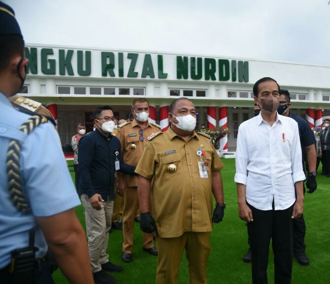 Bupati Langkat foto bersama dengan Presiden Jokowi usai rapat terkait penanganan Covid-19 di Aula T Rizal Nurdin Rumah Dinas Gubsu, Jumat (17/9/2021).