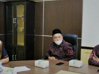 Wabup Langkat, Syah Afandin menerima pengurusan DHC 45 di Kantor Bupati Langkat, Jumat (17/9/2021).