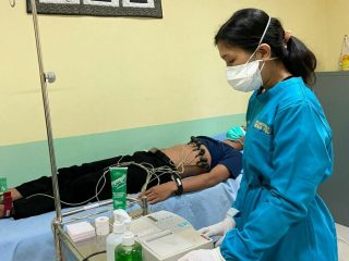 Seorang warga menjalani pemeriksaan Jantung dan EKG Gratis yang digelar dalam rangka Dies Natalis ke 69 FK USU, Minggu (19/9/2021)