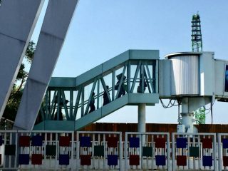 Sejumlah penumpang KM Kelud sedang berjalan menuju terminal di atas garbarata saat tiba di Terminal Bandar Deli, Pelabuhan Belawan yang dikelola PT Pelindo 1, belum lama ini. Kementerian BUMN merencanakan merger Pelindo 1 - Pelindo 4 dalam waktu dekat. (kaldera/yogo pamungkas)