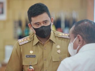 Walikota Medan, Bobby Nasution berbincang dengan Gubsu, Edy Rahmayadi usai rapat koordinasi di Aula T Rizal Nurdin Rumah Dinas Gubsu, Senin (20/9/2021)