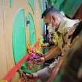 Kadis Tenaga Kerja Langkat, Raja Nami menggunting pita menandai diresmikannya Sekretariat BKAG di Stabat, Senin (20/9/2021)