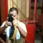 Potongan video pegawai Rutan Natal Derman Gultom yang mengarahkan ponselnya ke warga saat akan dijebloskan ke dalam sel Polsek Natal. (Foto Tangkapan Layar)