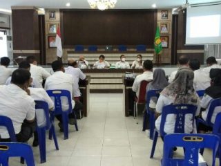 Suasana Rapat Pelaksanaan Vaksinasi dan Penyaluran Biaya Pemakaman Covid-19 di Ruang Pola Kantor Bupati Langkat, kemarin.