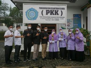 KPOTI Provinsi Sumatera Utara kunjungi Kantor TP PKK Asahan, Rabu (22/9/2021) kemarin. Kehadiran KPOTI tak lain untuk menyerahkan Thropy Juara 1 Lomba Hias Gapura dan Juara Harapan 1 Video Satu Menit Permainan Tradisional.