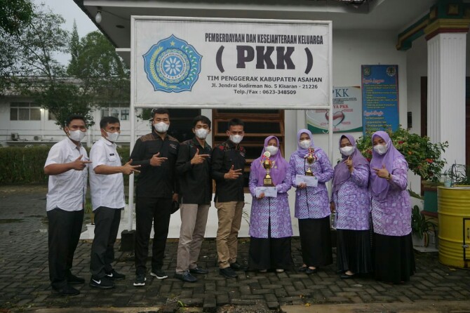 KPOTI Provinsi Sumatera Utara kunjungi Kantor TP PKK Asahan, Rabu (22/9/2021) kemarin. Kehadiran KPOTI tak lain untuk menyerahkan Thropy Juara 1 Lomba Hias Gapura dan Juara Harapan 1 Video Satu Menit Permainan Tradisional.