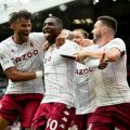 K Hause merayakan golnya ke gawang Manchester United. Aston Villa menang 1-0 di Old Trafford