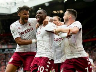 K Hause merayakan golnya ke gawang Manchester United. Aston Villa menang 1-0 di Old Trafford