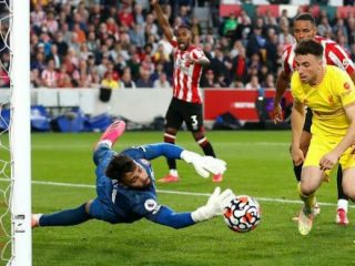 Liverpool harus berbagi angka ketika melawat ke Stadion Brentford Community Stadium, markasnya Brentford dalam lanjutan Liga Inggris, Sabtu (25/9/2021). Kedua tim imbang 3-3.