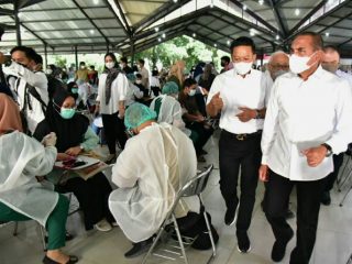 Gubernur Sumatera Utara (Sumut) Edy Rahmayadi meninjau pelaksanaan vaksinasi yang dilaksanakan oleh Universitas Sumatera Utara (USU) di Aula Pancasila Kampus USU Jalan Universitas Komplek Kampus USU, Medan, Senin (27/9/2021). (Foto Dinas Kominfo Provinsi Sumut : Veri Ardian)