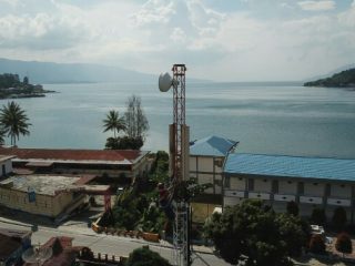 Para warga dan wisatawan yang berkunjung ke daerah Danau Toba kini tak perlu khawatir lagi blank spot. XL Axiata memastikan telah menyelimuti sekitar 70 desa di sekeliling Danau Toba dengan jaringan mereka.