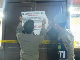 Personel Satpol PP menyegel lokasi yang kerap dijadikan arena perjudian dan melanggar prokes level III PPKM