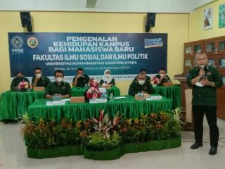 Dekan FISIP UMSU, Arifin Saleh sedang memberikan arahan pada kegiatan pengenalan mahasiswa baru