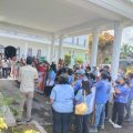 Pegawai PDAM Tirtalihou unjuk rasa di gedung DPRD Simalungun kecewa dengan pengelolaan keuangan perusahaan.
