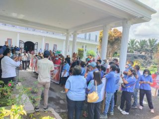 Pegawai PDAM Tirtalihou unjuk rasa di gedung DPRD Simalungun kecewa dengan pengelolaan keuangan perusahaan.