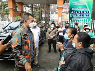 Wakil Gubernur (Wagub) Sumatera Utara (Sumut) Musa Rajekshah menerima aspirasi pedang kios kaki lima yang berjualan tepat di depan Mess Pora Pora T Rizal Nurdin, di Jalan Ihan Pora Pora, Parapat, Kabupaten Simalungun, Rabu (29/9). (DISKOMINFO SUMUT)
