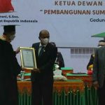 Kepala Kejaksaan Negeri Medan, Sumatera Utara, Teuku Rahmatsyah, menerima USK Award sebagai apresiasi dari almamaternya Universitas Syiah Kuala (USK) Banda Aceh. Rahmatsyah dinilai memberikan kontribusi dalam pembangunan masyarakat.