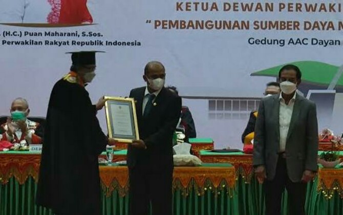 Kepala Kejaksaan Negeri Medan, Sumatera Utara, Teuku Rahmatsyah, menerima USK Award sebagai apresiasi dari almamaternya Universitas Syiah Kuala (USK) Banda Aceh. Rahmatsyah dinilai memberikan kontribusi dalam pembangunan masyarakat.