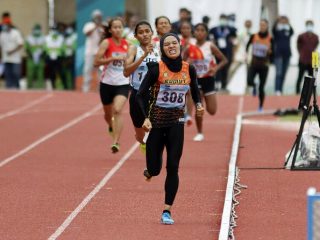 Para peserta nomor Lari 800 Meter Putri PON XX Papua berpacu di 50 meter terakhir, medali emas berhasil diraih pelari Sumatera Utara, Agustina Mardika (308), nomor ini digelar di Stadion Mimika Sport Complex, Rabu (13/10/2021)