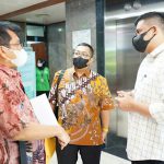 Walikota Medan, Bobby Nasution (kemeja putih) didampingi Kepala Bappeda Medan, Benny Iskandar berbincang dengan Dirjen Kemen PUPR (masker putih), Jumat (1/10/2021)