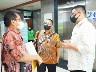 Walikota Medan, Bobby Nasution (kemeja putih) didampingi Kepala Bappeda Medan, Benny Iskandar berbincang dengan Dirjen Kemen PUPR (masker putih), Jumat (1/10/2021)