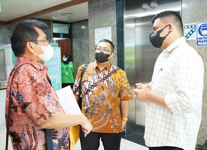 Walikota Medan, Bobby Nasution (kemeja putih) didampingi Kepala Bappeda Medan, Benny Iskandar berbincang dengan Dirjen Kemen PUPR (masker putih), Jumat (1/10/2021)