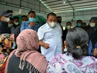 Pemkab Langkat terus melakukan vaksinasi masal untuk masyarakat umum. Kali ini bertempat di Jambur Bre Lalana, Desa Namuukur Kecamatan Sei Bingai, Langkat, Jum'at (1/10/ 2021).