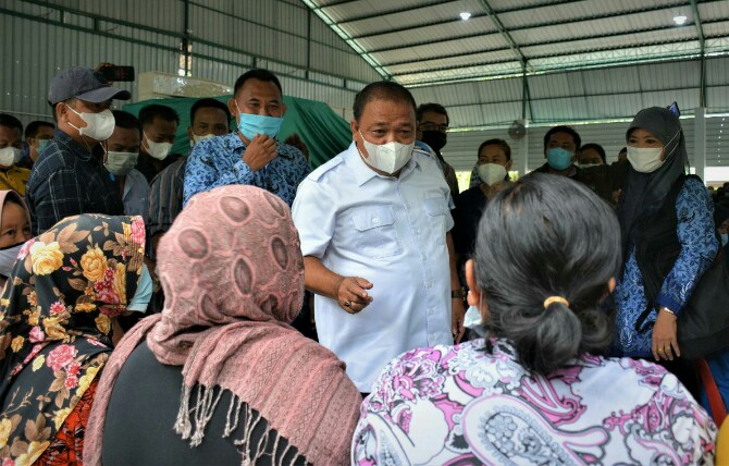 Pemkab Langkat terus melakukan vaksinasi masal untuk masyarakat umum. Kali ini bertempat di Jambur Bre Lalana, Desa Namuukur Kecamatan Sei Bingai, Langkat, Jum'at (1/10/ 2021).