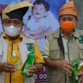Bupati Langkat, Terbit Rencana PA (baju kuning) bersama dengan Sekdakab Langka, Indra Salahudin berfoto disela sela pemberian penghargaan kerjasama dari WHO