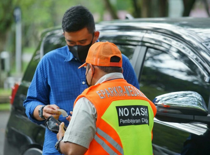 Walikota Medan, Bobby Nasutiom ketika syuting iklan sosialisasi e-parking