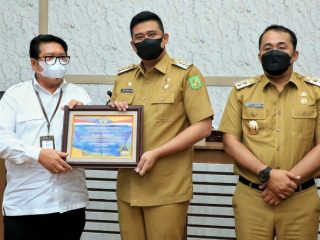 Pemko Medan menerima piagam Penghargaan atas keberhasilan menyusun dan menyajikan Laporan Keuangan 2020 dengan capaian Opini Wajar Tanpa Pengecualian (WTP) dari Kementerian Keuangan.