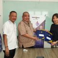 Ketua PWI Sumut Hermansjah menerima polisi dari polisi dari Senior Business Director PT MNC Life Insurance, Mei Lin didampingi Business Manager Rawaty Simamora di Gedung MNC Jalan Kapten Maulana Lubis, Senin (4/10).