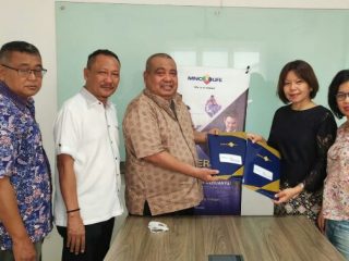 Ketua PWI Sumut Hermansjah menerima polisi dari polisi dari Senior Business Director PT MNC Life Insurance, Mei Lin didampingi Business Manager Rawaty Simamora di Gedung MNC Jalan Kapten Maulana Lubis, Senin (4/10).