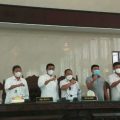 Ketua DPRD Pematangsiantar Timbul M Lingga,wakil ketua Mangatas Silalahi dan Ronald D Tampubolon bersama walikota Hefriansyah dan wakil walikota Togar Sitorus usai rapat paripurna, Selasa (5/10/2021).