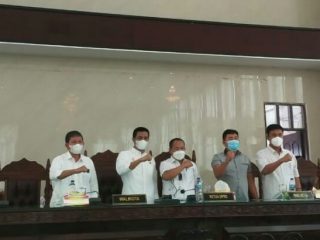 Ketua DPRD Pematangsiantar Timbul M Lingga,wakil ketua Mangatas Silalahi dan Ronald D Tampubolon bersama walikota Hefriansyah dan wakil walikota Togar Sitorus usai rapat paripurna, Selasa (5/10/2021).