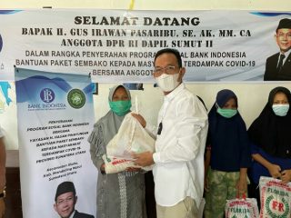Anggota DPR RI dari Fraksi Partai Gerindra H Gus Irawan Pasaribu membagikan 3.000 paket sembako kepada warga masyarakat Kabupaten Mandailing Natal, Jumat (24/9/2021).