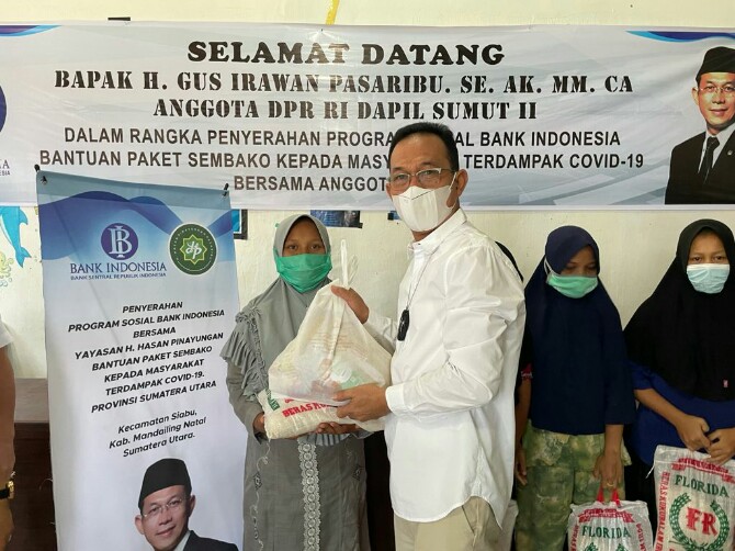 Anggota DPR RI dari Fraksi Partai Gerindra H Gus Irawan Pasaribu membagikan 3.000 paket sembako kepada warga masyarakat Kabupaten Mandailing Natal, Jumat (24/9/2021).