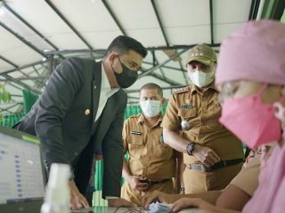 Walikota Medan, Bobby Nasution saat meninjau vaksinasi jemput bola di Jalan Karya Jaya, Kecamatan Medan Johor, Selasa (5/10/2021)