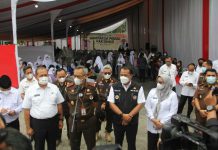 Ribuan anak sekolah usia 12 sampai 17 tahun dari beberapa sekolah yang ada di Medan mendatangi kantor Kejaksaan Tinggi Sumatera Utara (Kejati Sumut) untuk mengikuti kegiatan vaksinasi dosis pertama, Rabu (6/10/2021).