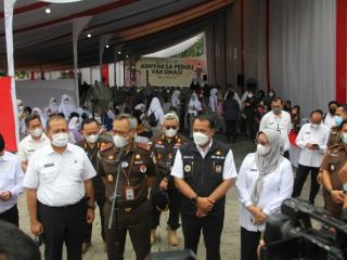 Ribuan anak sekolah usia 12 sampai 17 tahun dari beberapa sekolah yang ada di Medan mendatangi kantor Kejaksaan Tinggi Sumatera Utara (Kejati Sumut) untuk mengikuti kegiatan vaksinasi dosis pertama, Rabu (6/10/2021).
