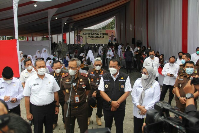 Ribuan anak sekolah usia 12 sampai 17 tahun dari beberapa sekolah yang ada di Medan mendatangi kantor Kejaksaan Tinggi Sumatera Utara (Kejati Sumut) untuk mengikuti kegiatan vaksinasi dosis pertama, Rabu (6/10/2021).