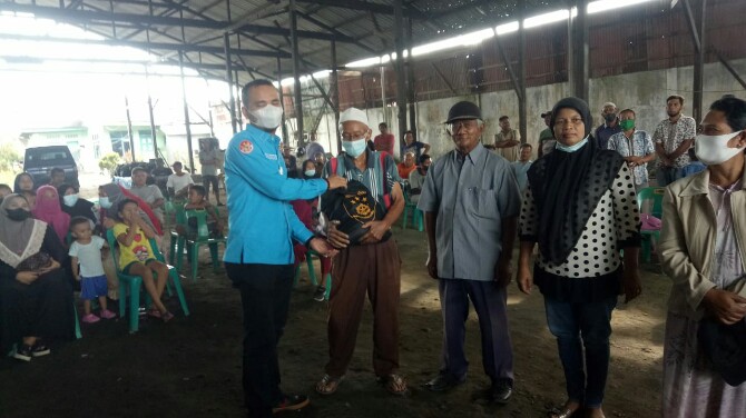 DPD KNPI Sumut menyalurkan bantuan sembako Kabareskrim Polri pada warga yang membutuhkan di Deliserdang, Sumatera Utara.