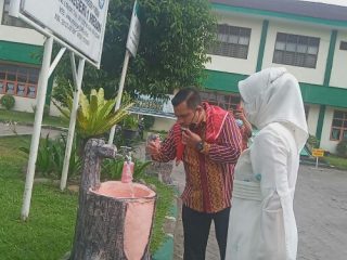 Pelaksana tugas (Plt) Kepala Dinas Pendidikan (Kadisdik) Kota Medan Topan Ginting, meninjau sejumlah Sekolah Menengah Pertama (SMP) untuk memastikan kesiapan pembelajaran tatap muka terbatas (PTMT).