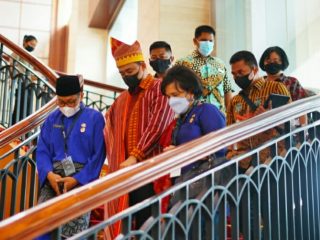 Walikota Medan, Bobby Nasution bersama perwakilan Ke menkominfo ketika menghadiri acara di Hotel JW Marriot, Jumat (8/10/2021).