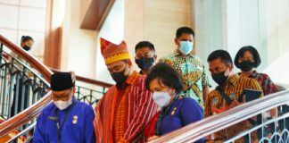 Walikota Medan, Bobby Nasution bersama perwakilan Ke menkominfo ketika menghadiri acara di Hotel JW Marriot, Jumat (8/10/2021).
