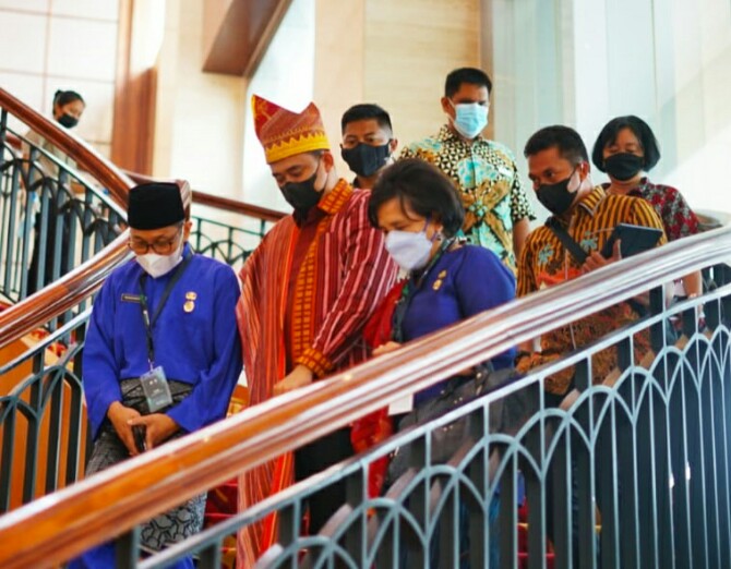 Walikota Medan, Bobby Nasution bersama perwakilan Ke menkominfo ketika menghadiri acara di Hotel JW Marriot, Jumat (8/10/2021).