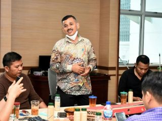 Plt Kadis Kominfo Sumut, Aziz Batubara (berdiri) didampingi Benny Pasaribu (kiri) bertemu sejumlah wartawan Kantor Gubsu, kemarin.