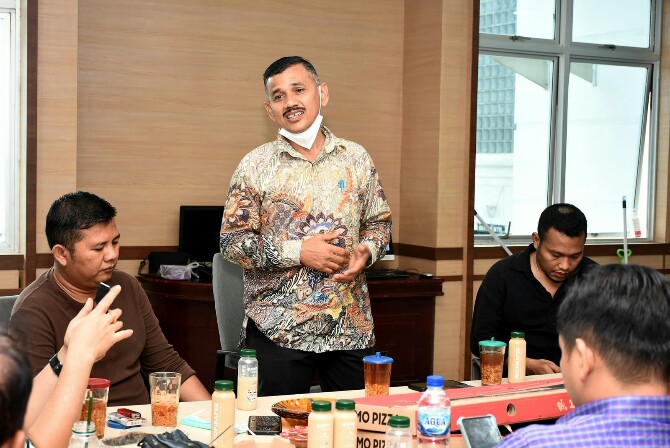 Plt Kadis Kominfo Sumut, Aziz Batubara (berdiri) didampingi Benny Pasaribu (kiri) bertemu sejumlah wartawan Kantor Gubsu, kemarin.