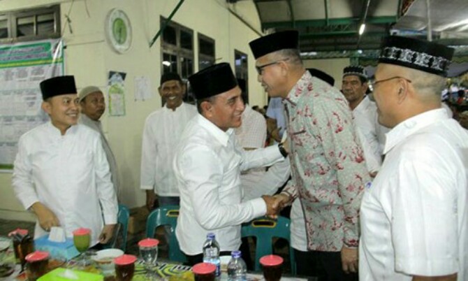 Gubsu Edy Rahmayadi dan Gubernur Aceh Nova Iriansyah saat bertemu beberapa waktu lalu. Nova mengalami kecelakaan hingga patah tulang, di mana ia seharusnya akan menerima pataka PON 2024 bersama Edy Rahmayadi di Papua beberapa hari lagi.